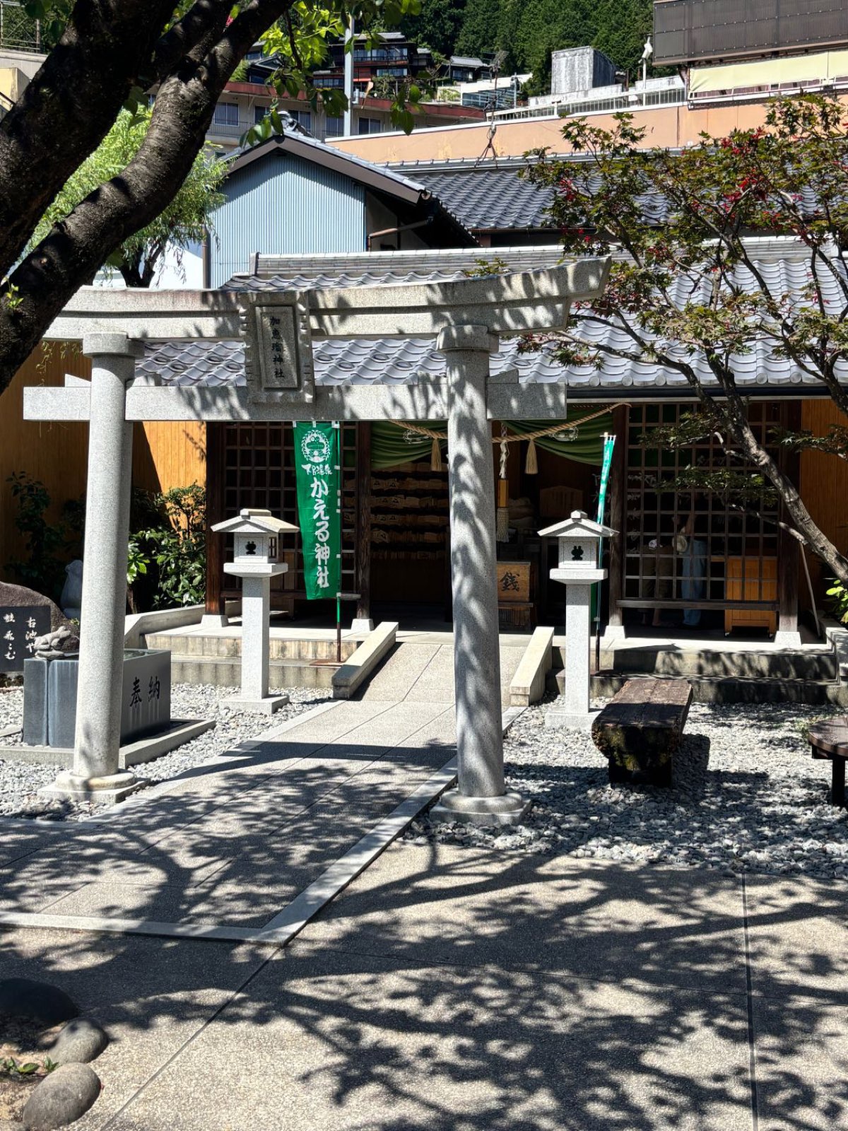 下呂温泉街にある加恵瑠神社の鳥居と社殿