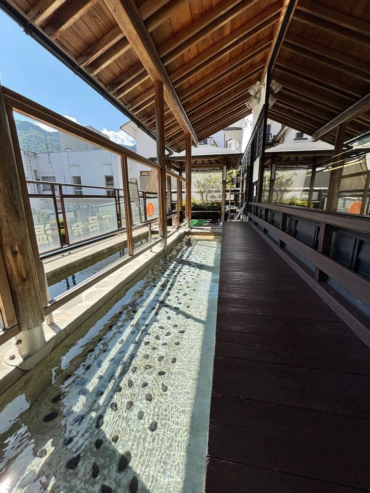 屋根の下に湯船が伸びる下呂温泉の足湯