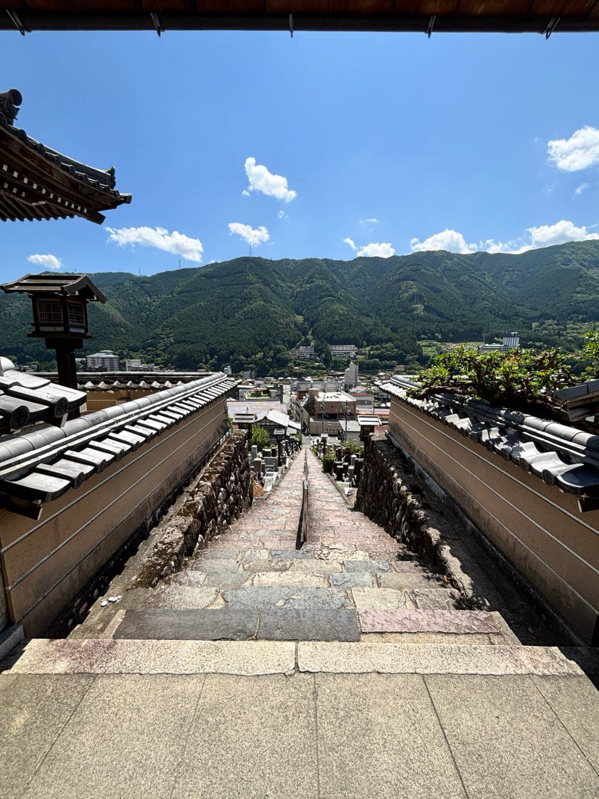 温泉寺の石段の上から見下ろした下呂温泉街