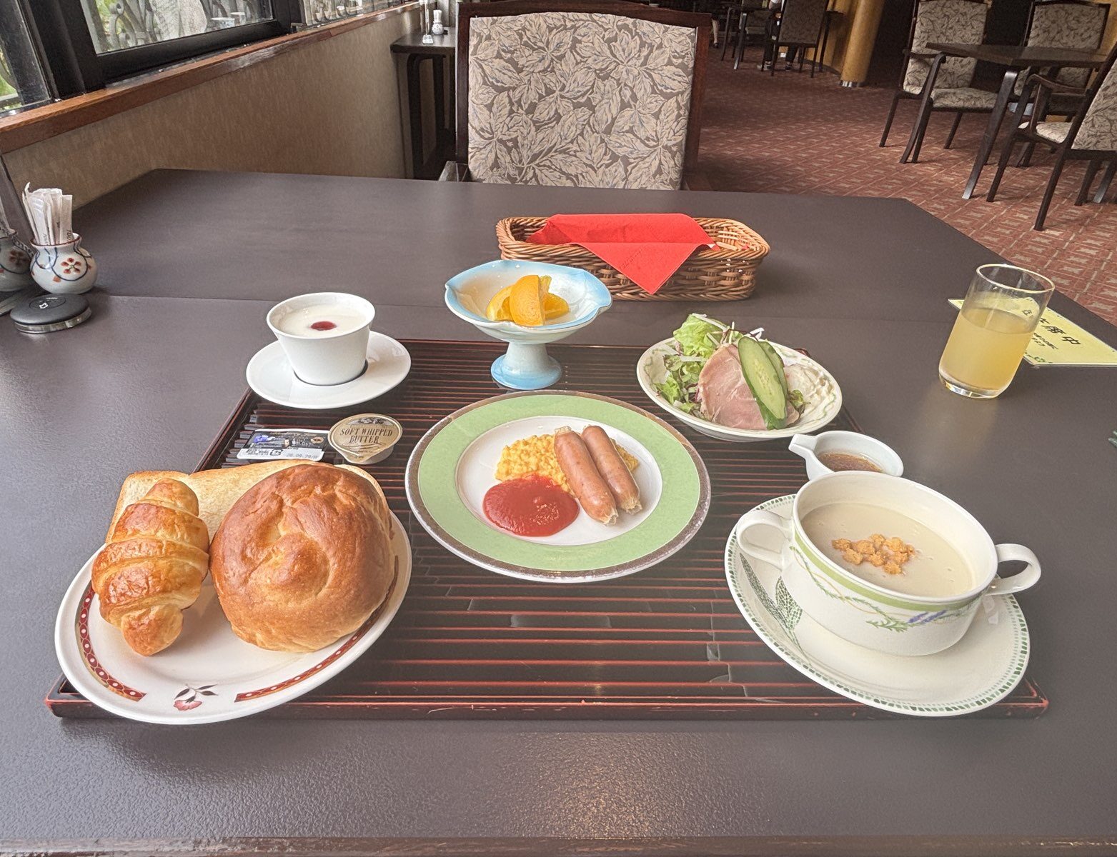 洋食を選んだ朝食のパンとサラダとスープ