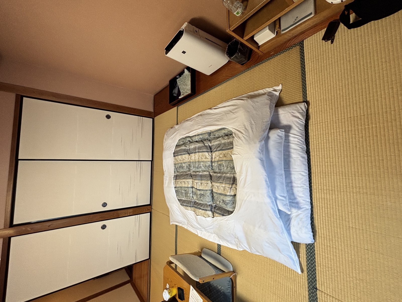 布団が敷かれた客室