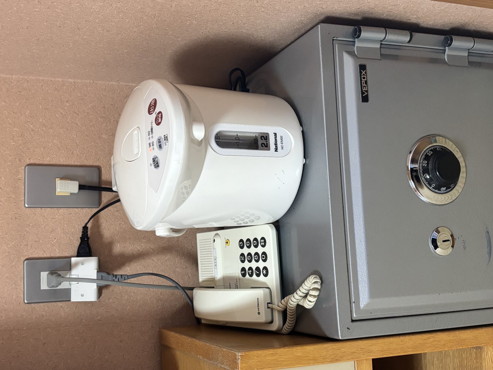 客室のポットと電話と金庫とコンセント